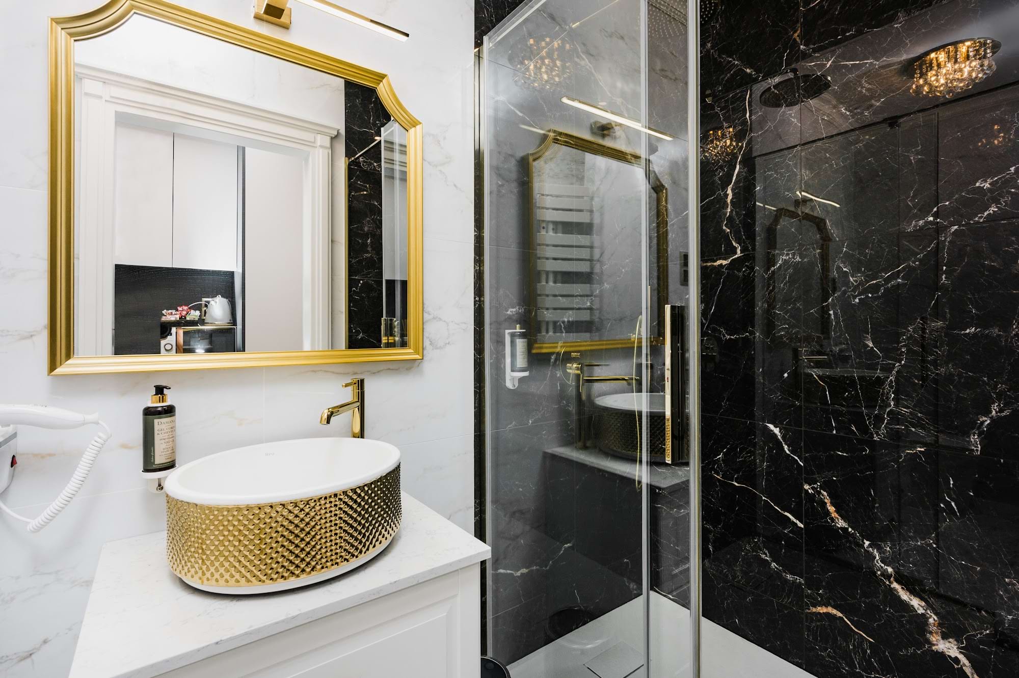 łazienka w klasycznym stylu ze złotymi elementami