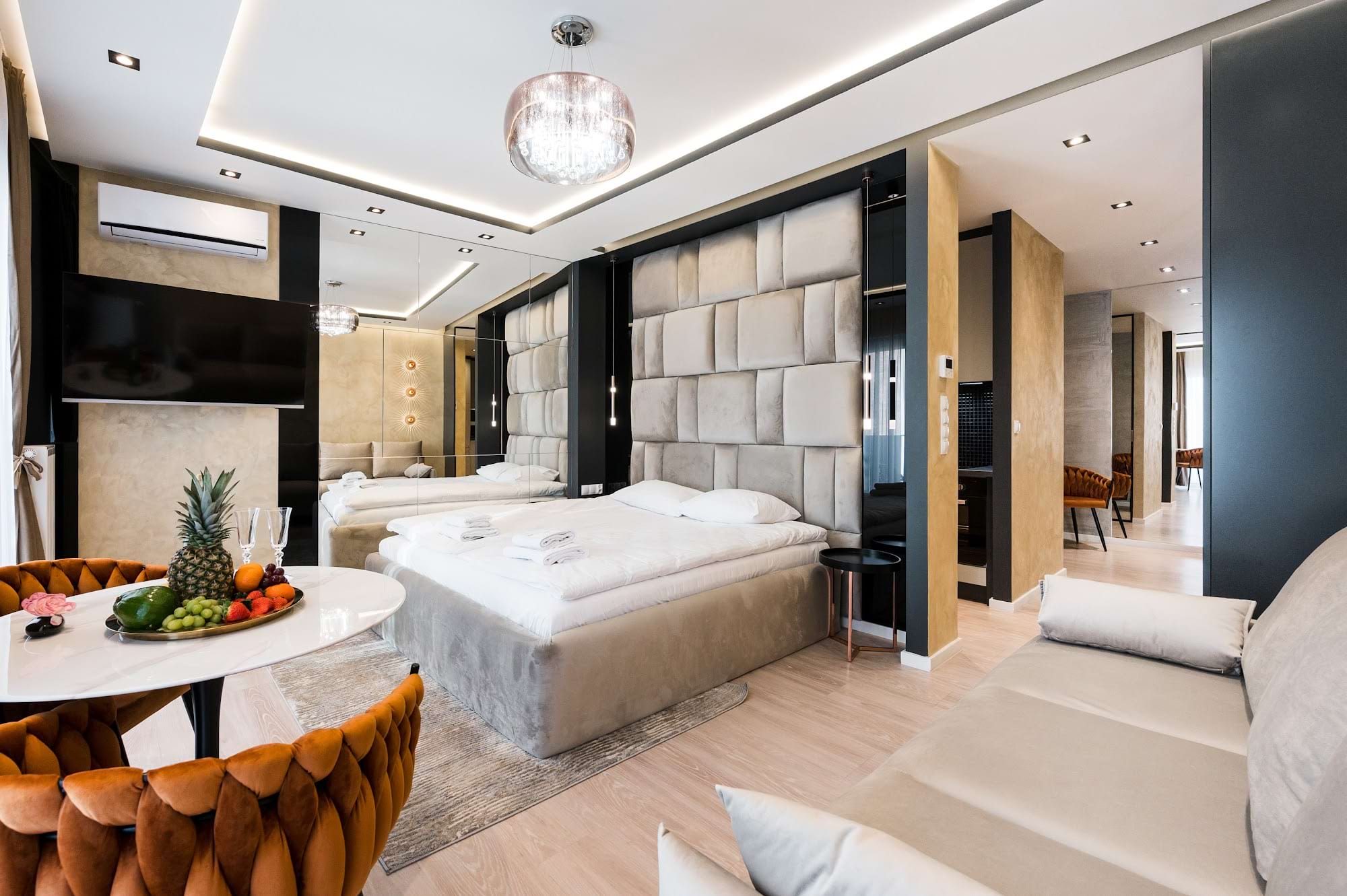 ekskluzywny pokój z łóżkiem, sofą, stołem