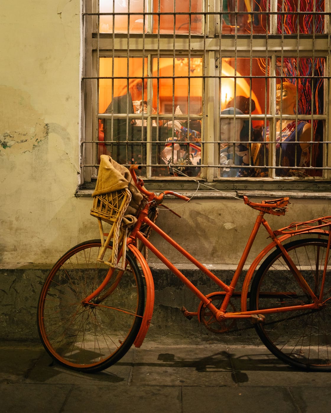 rower oparty o ściane