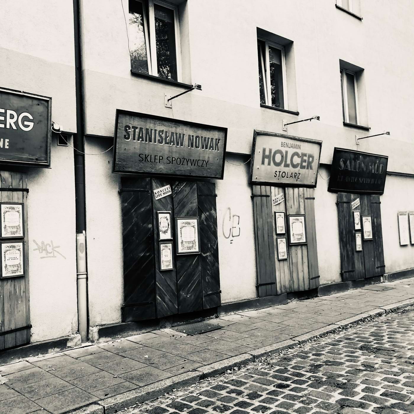 witryny dawnych sklepów i lokali usługowych