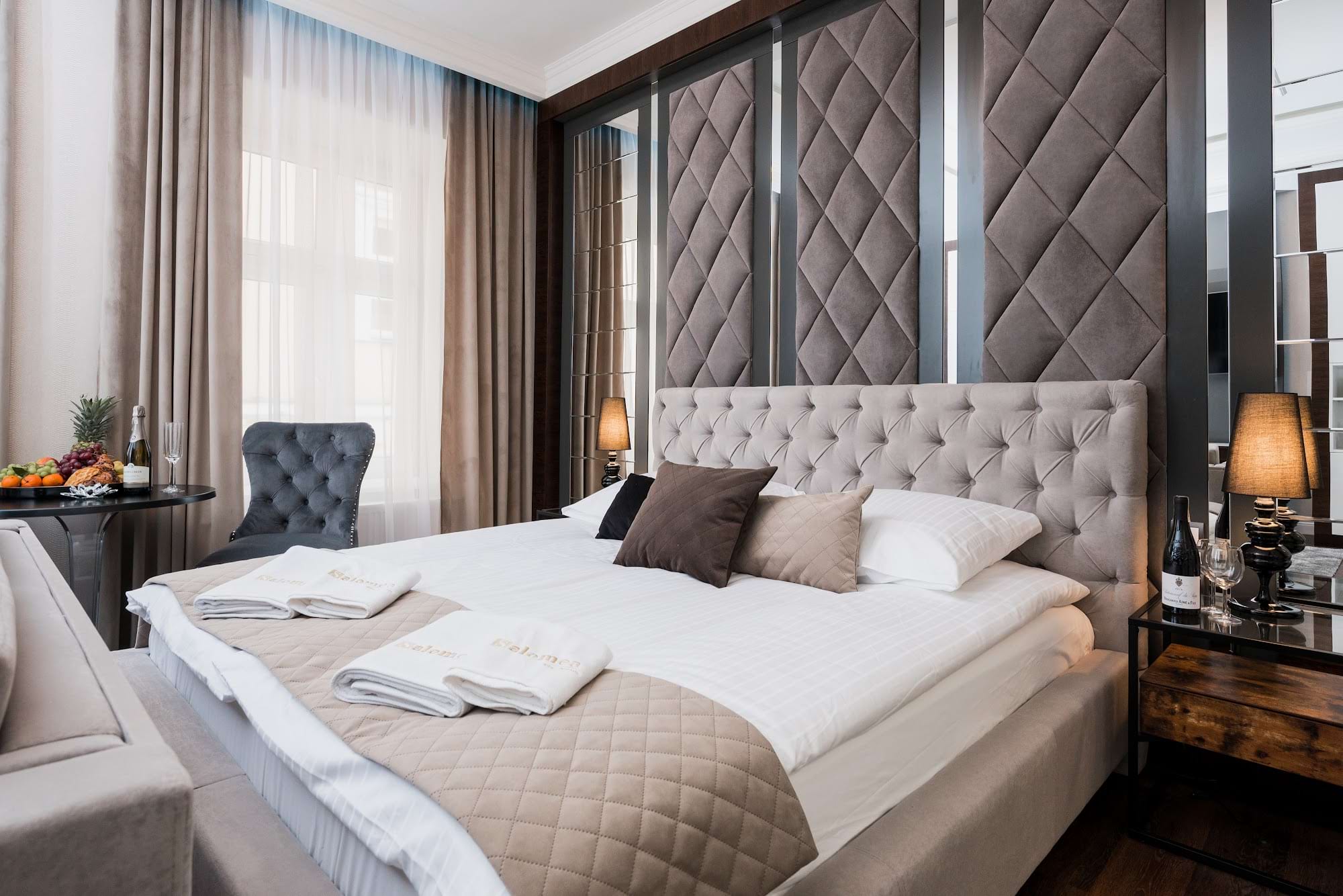 pokój z bardzo dużym łóżkiem dwuosobowym, poduszki i ręczniki na pościeli