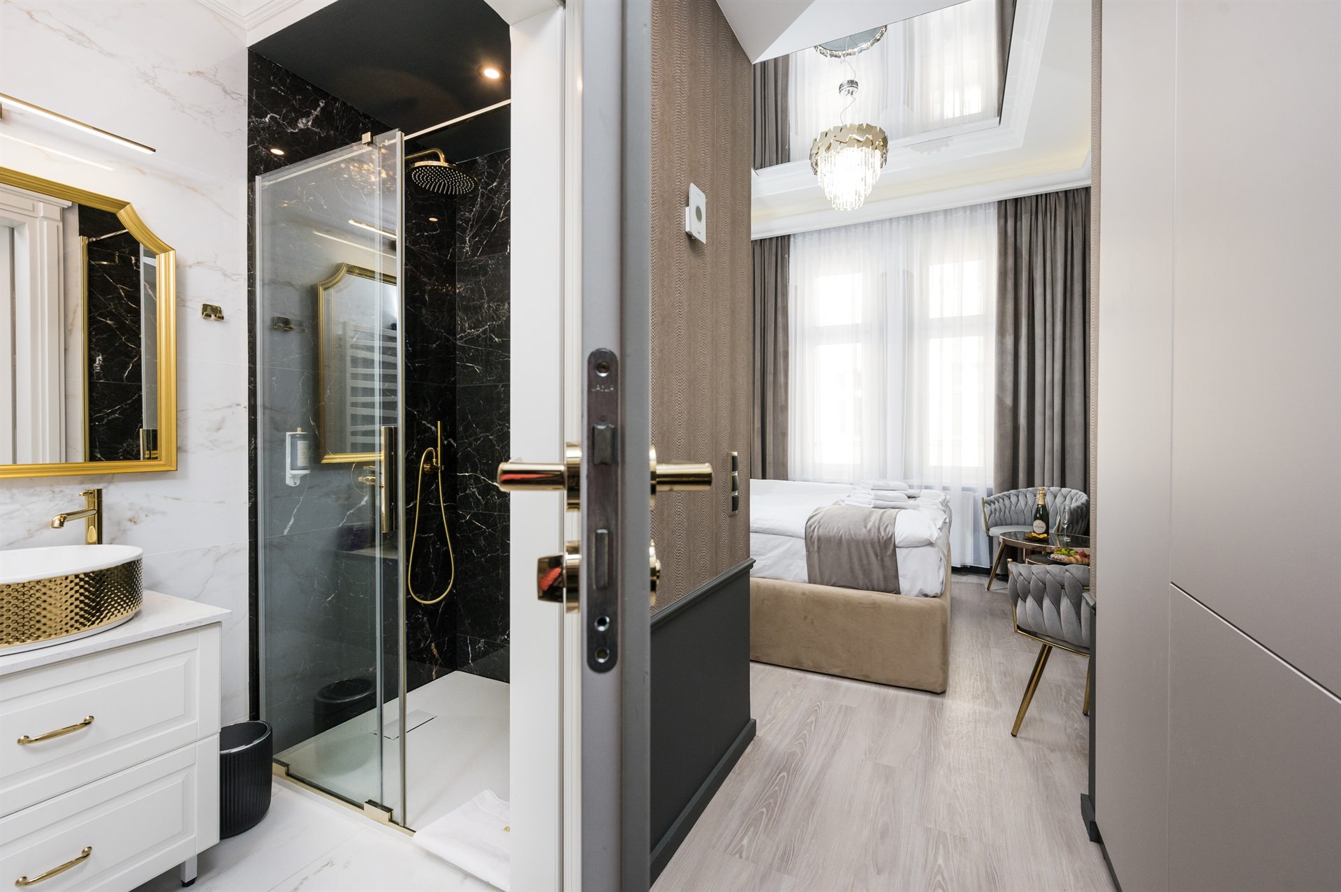 Elegancka łazienka z prysznicem i widok na stylową sypialnię