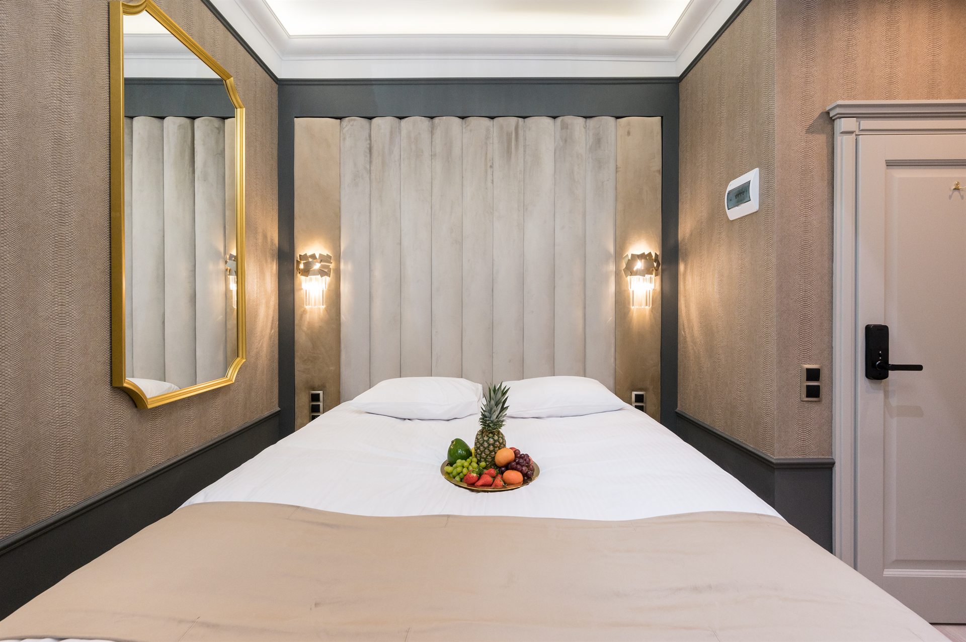 Elegancka sypialnia z podwójnym łóżkiem i owocami na tacy w centrum