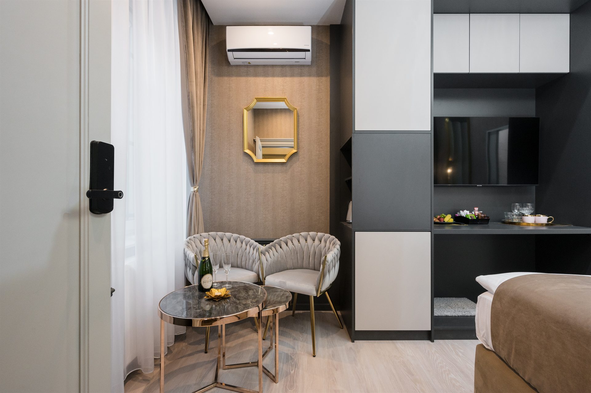 Nowoczesny pokój hotelowy z wizytówkami i eleganckimi fotelami w stylu glamour