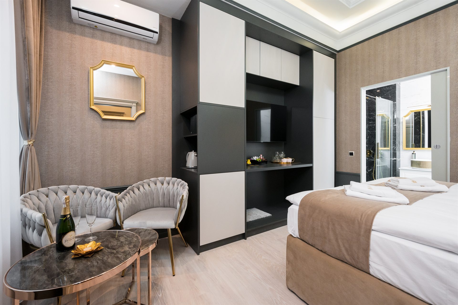 Nowoczesny pokój hotelowy z eleganckim wystrojem i łazienką