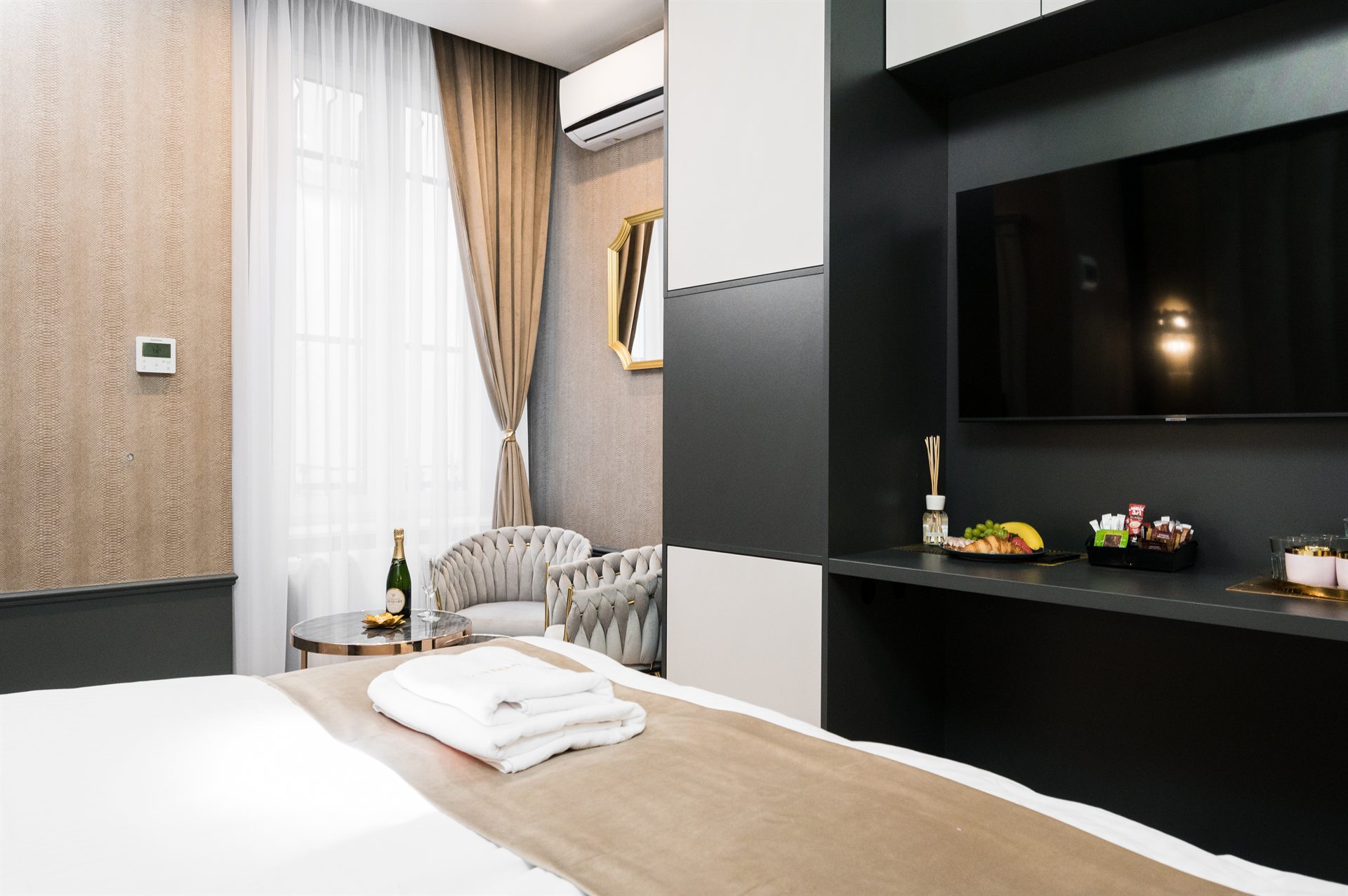 Elegancka sypialnia z widokiem, podwójne łóżko i dodatki w stylu nowoczesnym