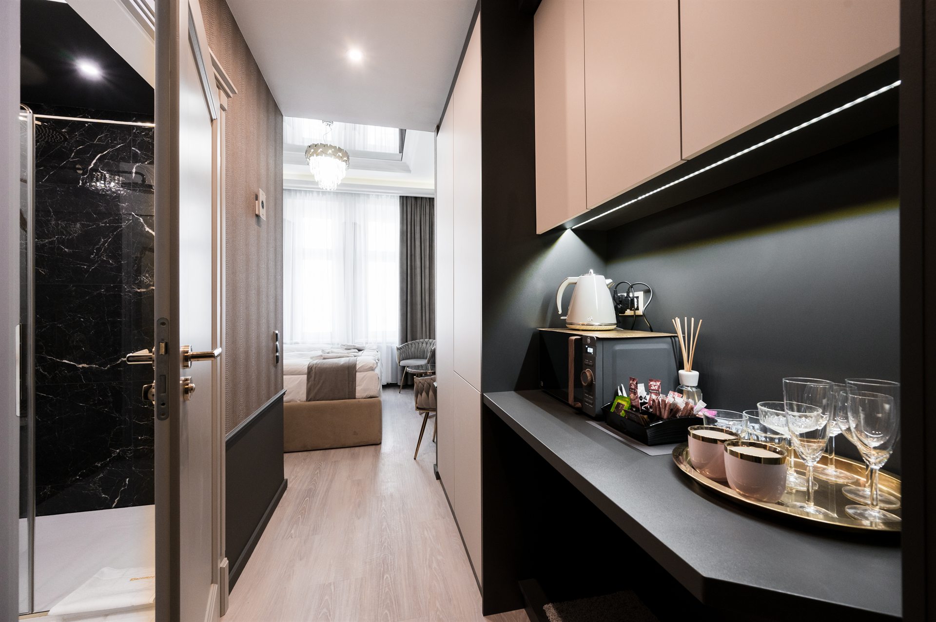 Elegancki korytarz z aneksem kuchennym i widokiem na pokój hotelowy