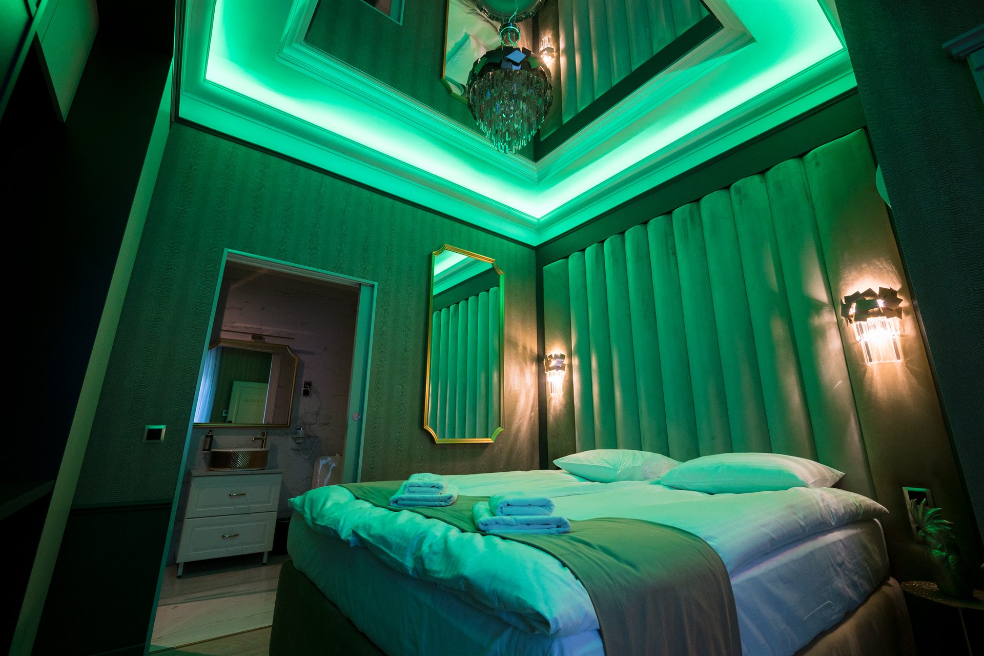 Nowoczesna sypialnia z zielonym oświetleniem i eleganckim łóżkiem