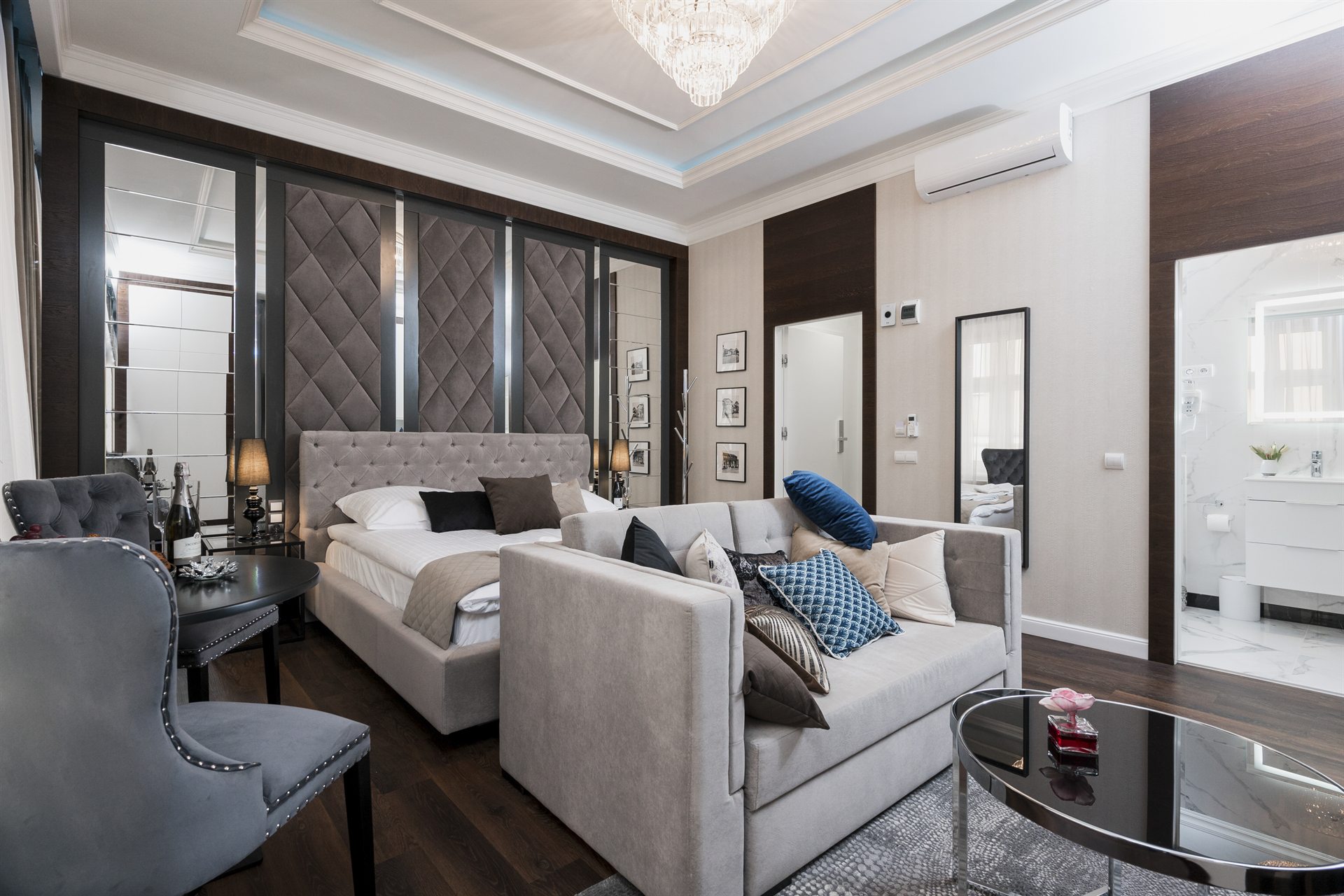 Elegancka sypialnia z wygodnymi meblami i lustrem w stylu nowoczesnym