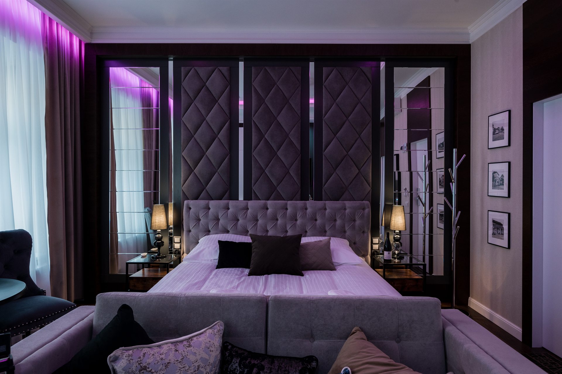 Nowoczesna sypialnia z szaro-fioletowym wystrojem i ozdobnym łóżkiem