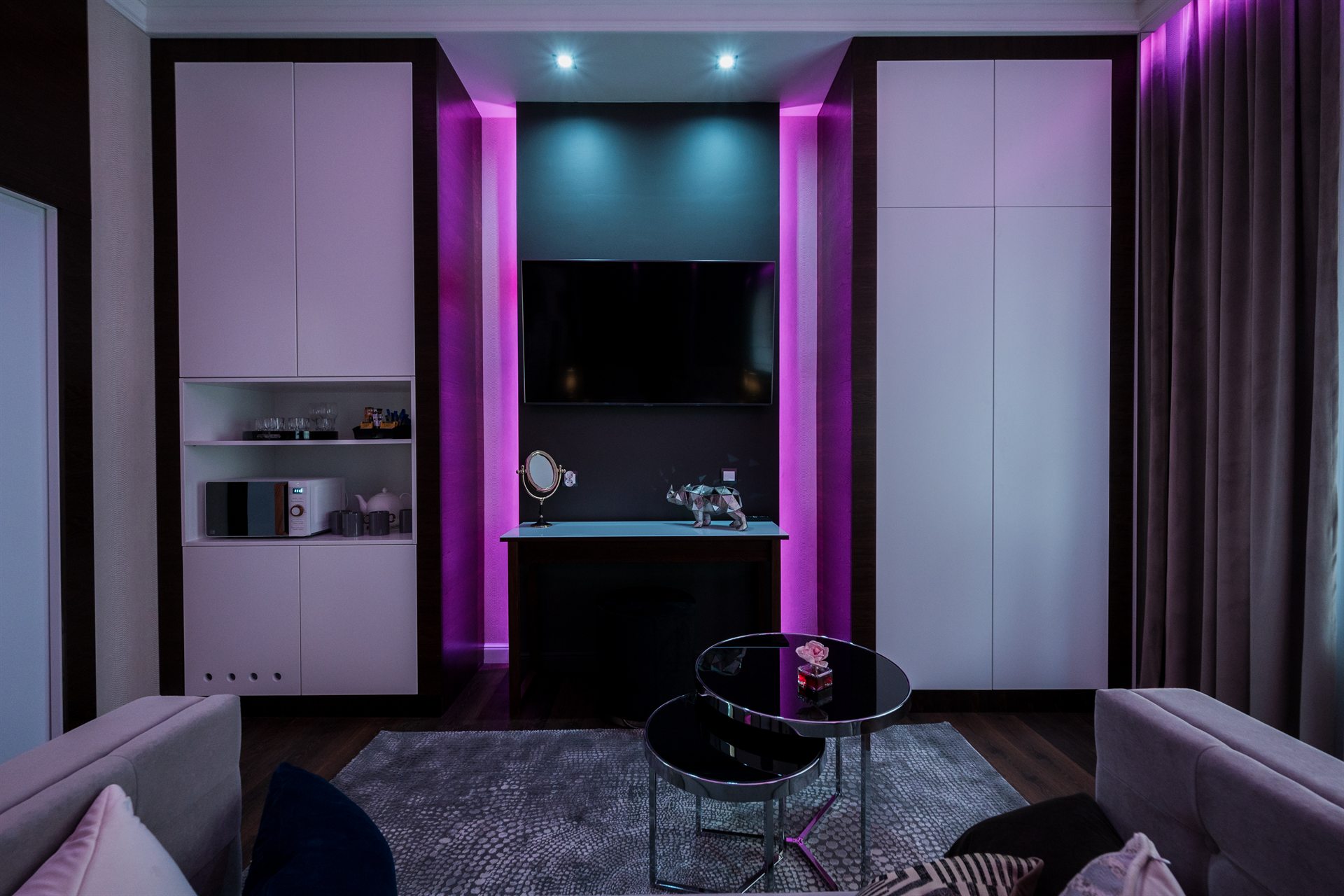 Nowoczesny salon z telewizorem, podświetleniem LED i eleganckimi meblami