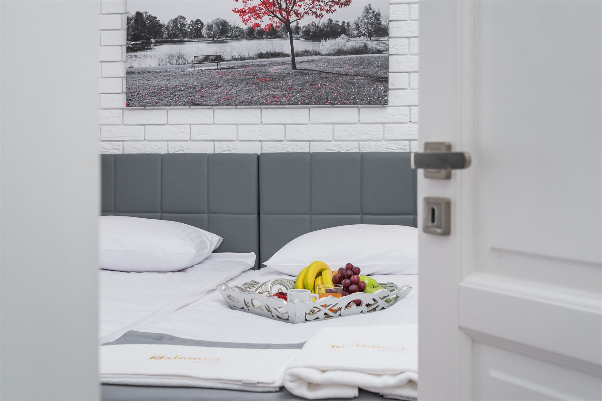 Przytulna sypialnia z podwójnym łóżkiem i talerzem owoców na pościeli