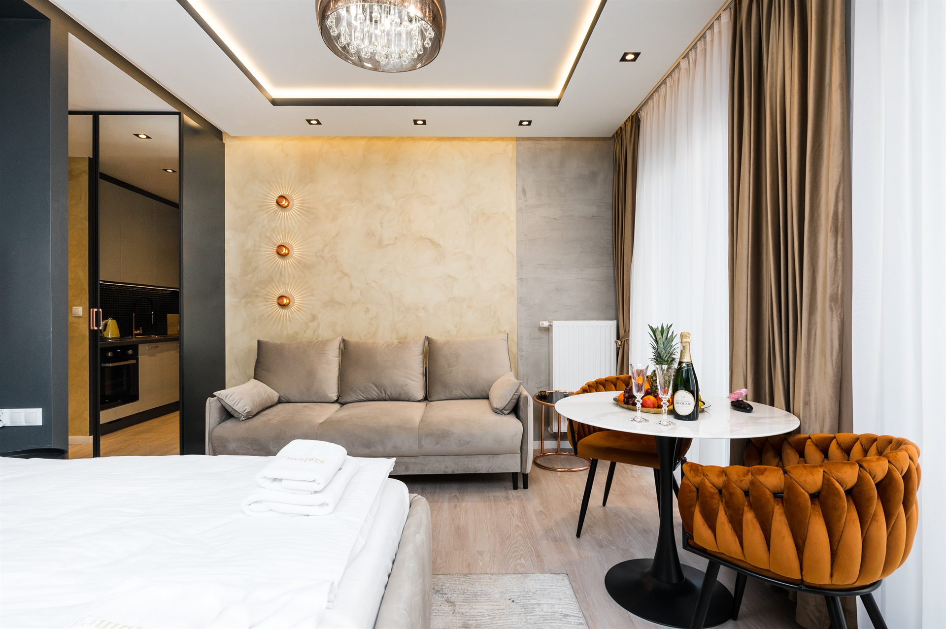 Nowoczesny apartament z szarym sofą, eleganckim stołem i welurowymi krzesłami